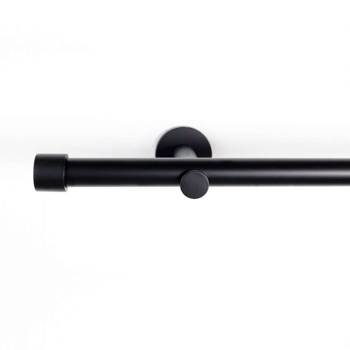 Gardinenstange auf Maß 19mm 1-läufig Schwarz-matt mit Kappe - Serie Trend